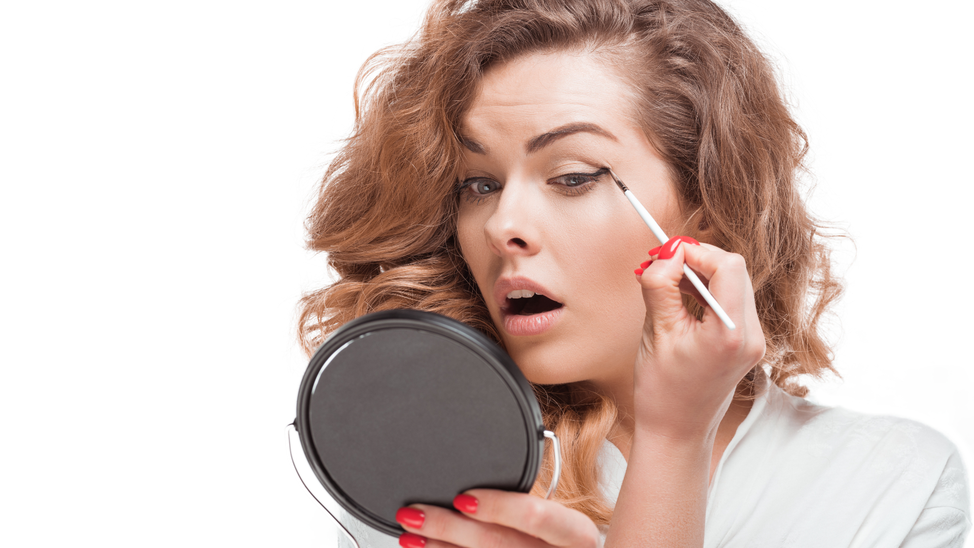 woman using an eyeliner