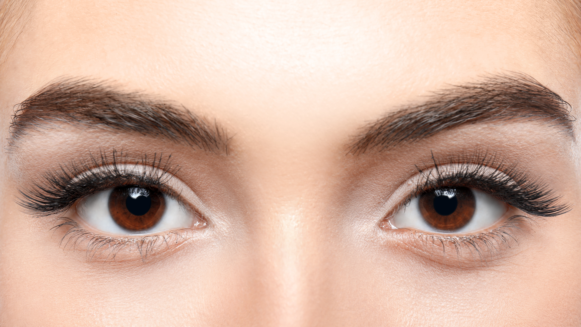 woman with an eyelash extension