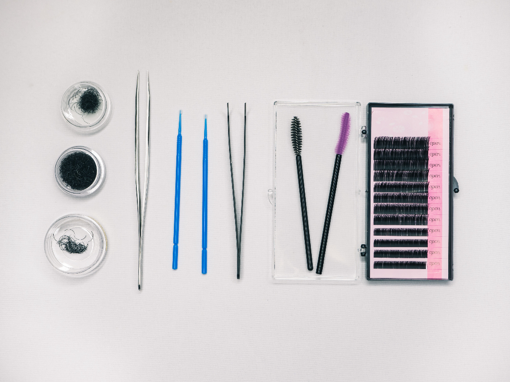 lash extension tools laid on the table