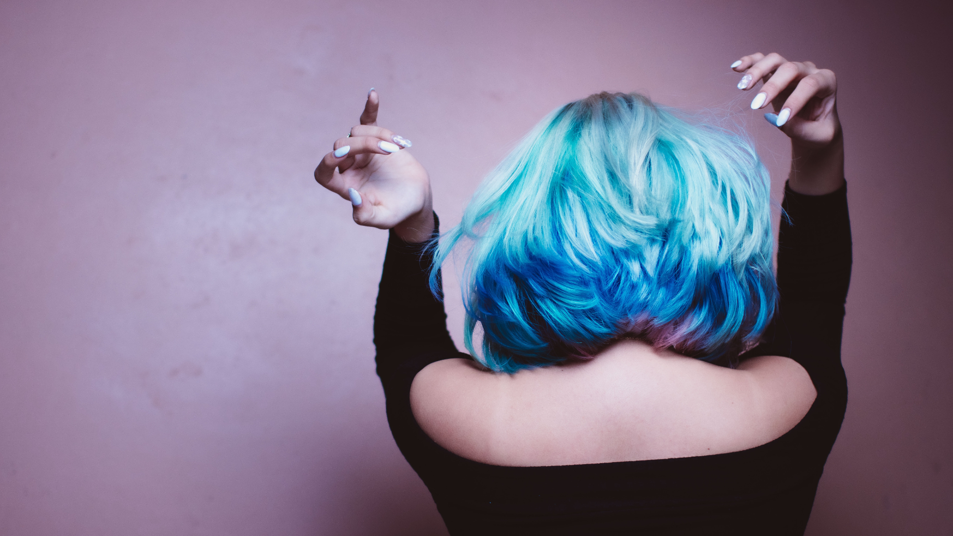 woman looking at the back with blue hair
